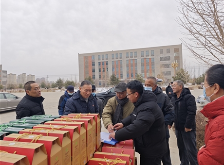 感恩职工奉献 节前温暖回馈│学校开展了退休人员春节前福利发放活动