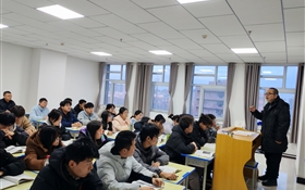 校长李海军深入联系班级、宿舍、课堂与学生谈担当、话成长